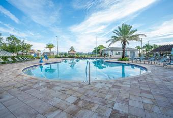 Only 5 Miles from Disney! Free Water Park! 2 Bed, 2 Bath Condo, Sleeps 8 has Balcony rooms