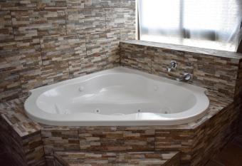 HOTEL LOS PINOS CENTRO has rooms with a private hot tub