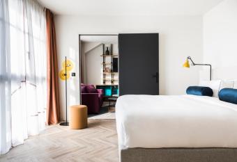 Le Grand Quartier has Balcony rooms