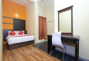 OYO 44029 Tudor Home Inn allows 18 year olds to book a room