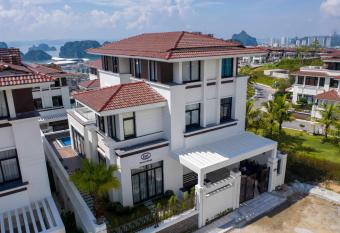 IDC White House Ha Long FLC Golf & Resort has rooms with a private hot tub