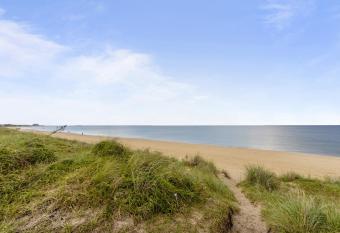 Beach Front On The Bay In Our Rustic Beach Cottage Cottage has Balcony rooms