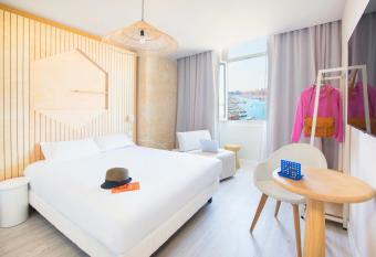 H  tel Life Marseille VP - Vieux Port allows 18 year olds to book a room