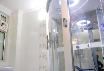 Hotel Home Stay Dwarka has rooms with a private hot tub