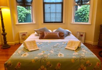    BEAUTIFUL SPACE    10 MTOS Airport JFK THE BEACH has Balcony rooms