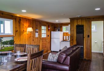 Renovated Lakeside Cottage#3, Hot Tub,fishing Pier,boats,snowmobile Off Property allows 18 year olds to book a room