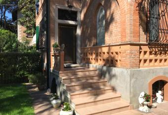 Maison Claudi   al Lido di Venezia allows 18 year olds to book a room