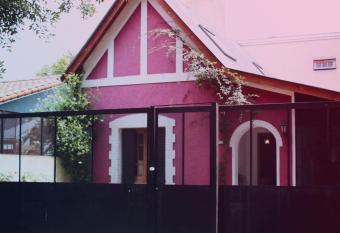 Florida y Roja allows 18 year olds to book a room