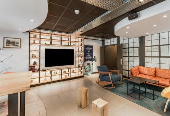 Campanile Chartres Centre - Gare - Cath  drale allows 18 year olds to book a room