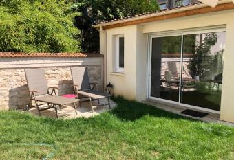 studio maisonnette avec jardin, Nancy Thermal, Artem allows 18 year olds to book a room
