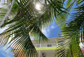 La Hermosa has Balcony rooms