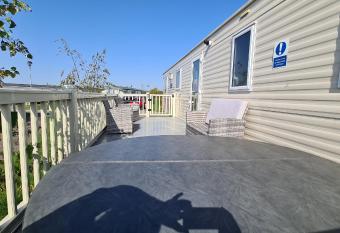 Luxury 2019 8 berth Caravan with Hot Tub @ Tattershall Lakes allows 18 year olds to book a room