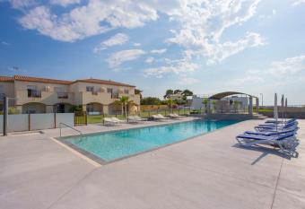 Hotel De La Pyramide has Balcony rooms
