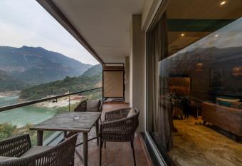 Antalya Rishikesh has rooms with a private hot tub