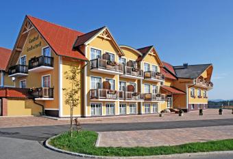 Gasthof Gro  schedl zum Kramerwirt has Balcony rooms