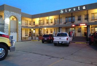 Siesta Motel allows 18 year olds to book a room