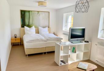 Erlebnis- und Genusshof Tietze allows 18 year olds to book a room