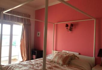 Sunny Suites Golf and Free Parking Guest House has Balcony rooms