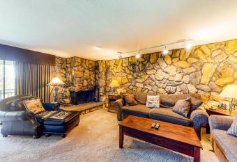 Lake Cliffe & Perfect Retreat has Balcony rooms