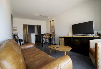 Appartement Caraibes 8ste verdieping allows 18 year olds to book a room