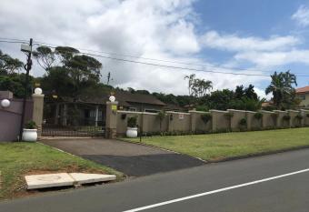 La Posada Umhlanga has rooms with a private hot tub