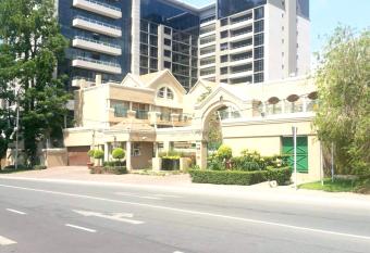 Embassy Gardens 17 West Rd South Morningside Sandton Johannesburg Secure 2 Bedroom fully furnished apartment with 24hrs security has rooms with a private hot tub