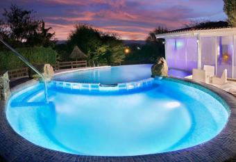 Terrazas de Belgrano - Club de Monta  a has rooms with a private hot tub