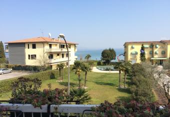 Residence Poggio al Lago allows 18 year olds to book a room