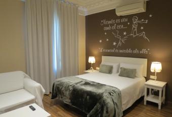 Hostal Petit Pr  ncep has rooms with a private hot tub