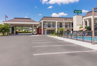 Clarion Inn Cleveland near University allows 18 year olds to book a room