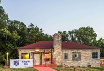 The Hillside Hotel has Balcony rooms