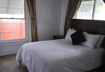 Bright and Cool Powell Apartment has Balcony rooms