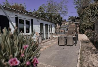 Loods 123 bed & kitchen allows 18 year olds to book a room