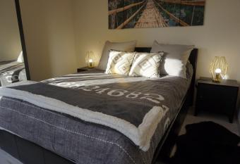 Maison de standing avec jardin    200m de la plage has Balcony rooms