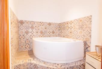 CASA STESICORO has rooms with a private hot tub