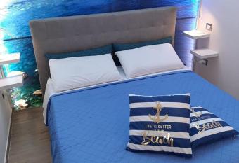 La casa nel vicolo allows 18 year olds to book a room