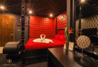 Golden Hotel 2 has rooms with a private hot tub