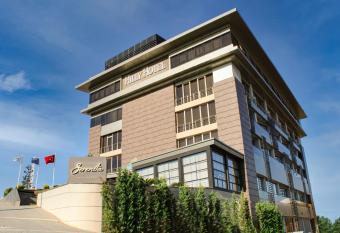 Hilly Hotel has Smoking rooms