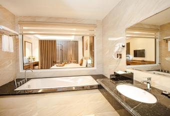 Manh Quan Luxury Hotel has rooms with a private hot tub