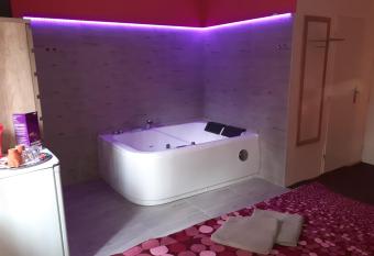 Penzion Vulture Hav    ov allows 18 year olds to book a room