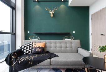 PROMO!Emerald Green Stylist Duplex 8min to Sunway allows 18 year olds to book a room