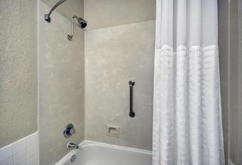 Baymont by Wyndham Houston/Westchase has rooms with a private hot tub