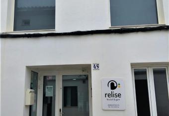 Hostel & Gym Relise - Albergue Juvenil allows 18 year olds to book a room