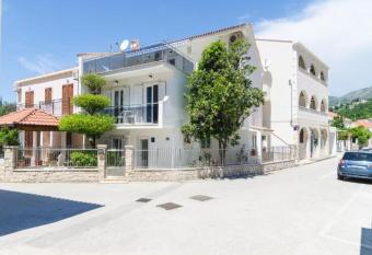 Rooms & Apartments Bari  i   allows 18 year olds to book a room