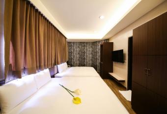 Maple Hotel Second Branch allows 18 year olds to book a room