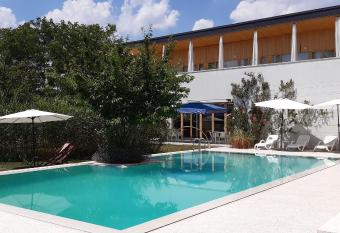 Hotel Gracanica has Balcony rooms