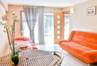 Go  ciniec Pod Markizami has rooms with a private hot tub