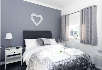 Riverside Cottage, Shefford allows 18 year olds to book a room