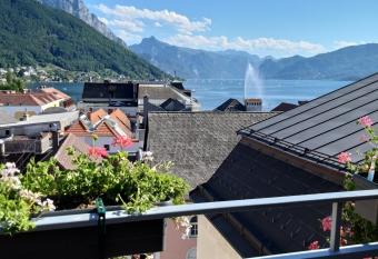 Atelier Apartment with Traunsee Lake view allows 18 year olds to book a room
