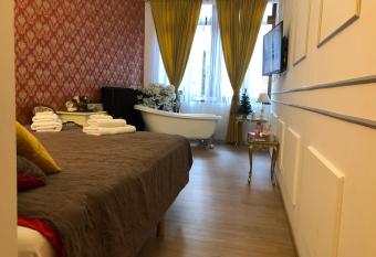 Love Nest Versailles - Unique Louis XIV decoration - Calm location right IN city center has rooms with a private hot tub